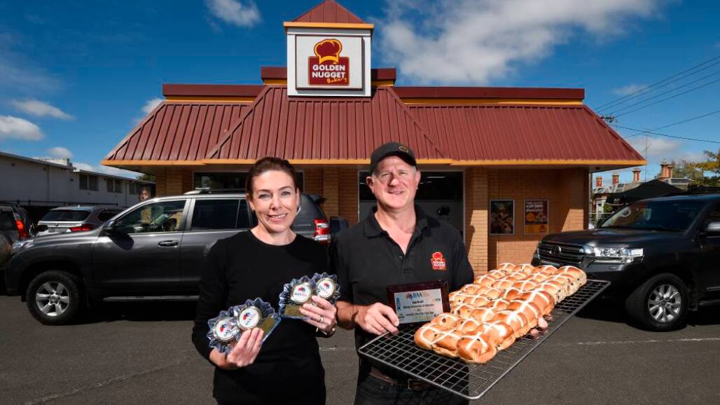 Golden Nugget Bakery owners Alicia and Wal Matthews with their award-winning hot cross buns in 2021. Picture by Adam Trafford.