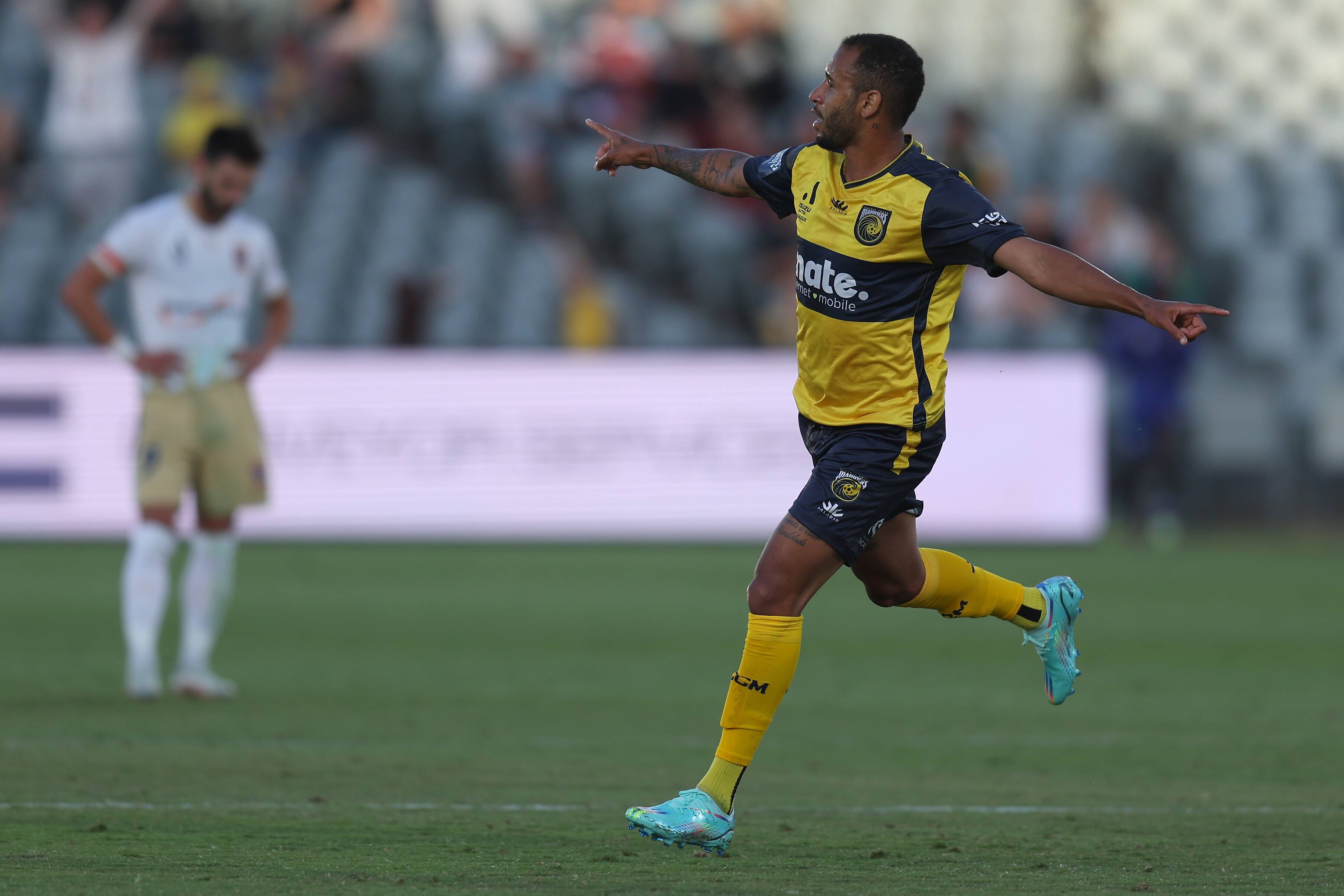 A-League 2022: Marco Tulio scores 40 metre chip for Central Coast Mariners  against Newcastle Jets