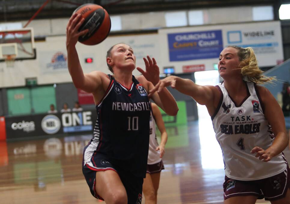 Imports Nicole Munger hit the match-winner for the Newcastle Falcons in a 75-74 win over Manly. Picture by Peter Lorimer