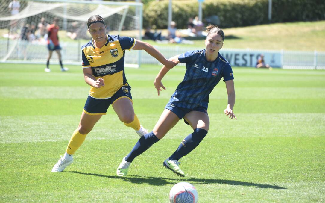 Jets attacker Sophie Hoban (right) receives the ball in the 3-2 loss to the Mariners in Tamworth. Picture by Sam Newsam