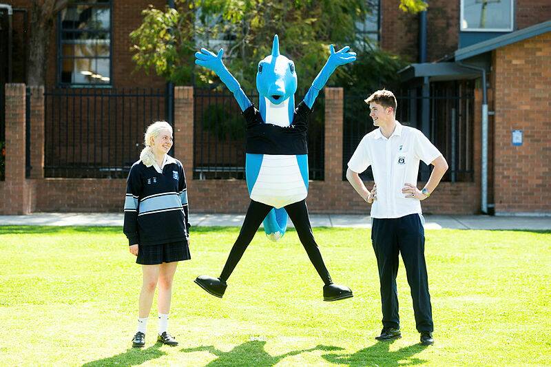 Merewether High School captains Amy De Malmanche, UoN mascot Hunter and Sam Bloomfield. Picture by Jonathan Carroll 