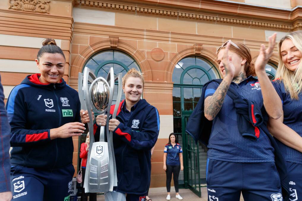 Millie Boyle and Hannah Southwell with the 2022 NRLW trophy. Picture by Max Mason-Hubers