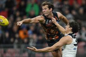 Carlton say Charlie Curnow (r) is fit to play despite battling after an early knock against GWS. (Dean Lewins/AAP PHOTOS)