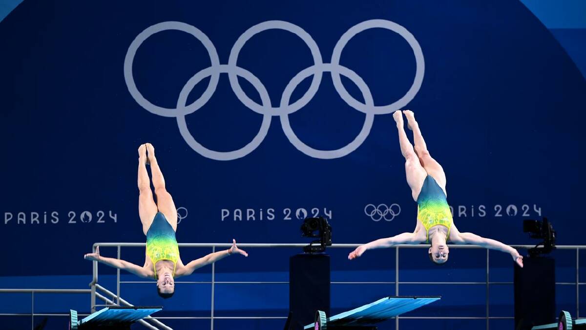Maddison Keeney and Anabelle Smith were lying third after four rounds at the synchro diving. (Joel Carrett/AAP PHOTOS)