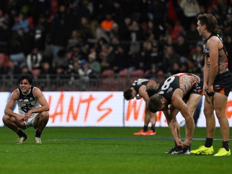 Blues players look dejected after blowing a 39-point lead to lose to the Giants in Sydney. (Dean Lewins/AAP PHOTOS)