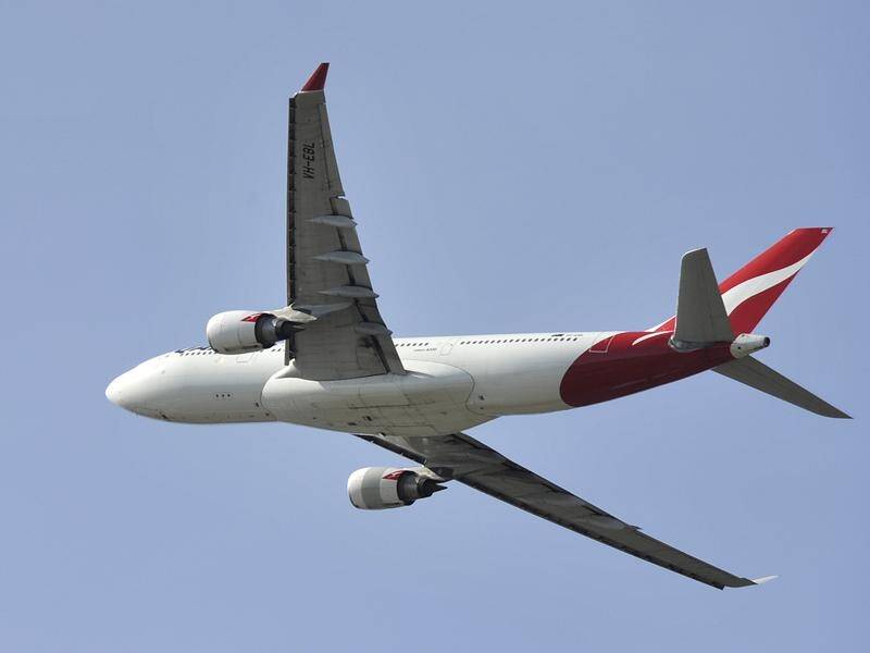 A Qantas flight from Auckland to Sydney has issued a mayday alert. (Joel Carrett/AAP PHOTOS)