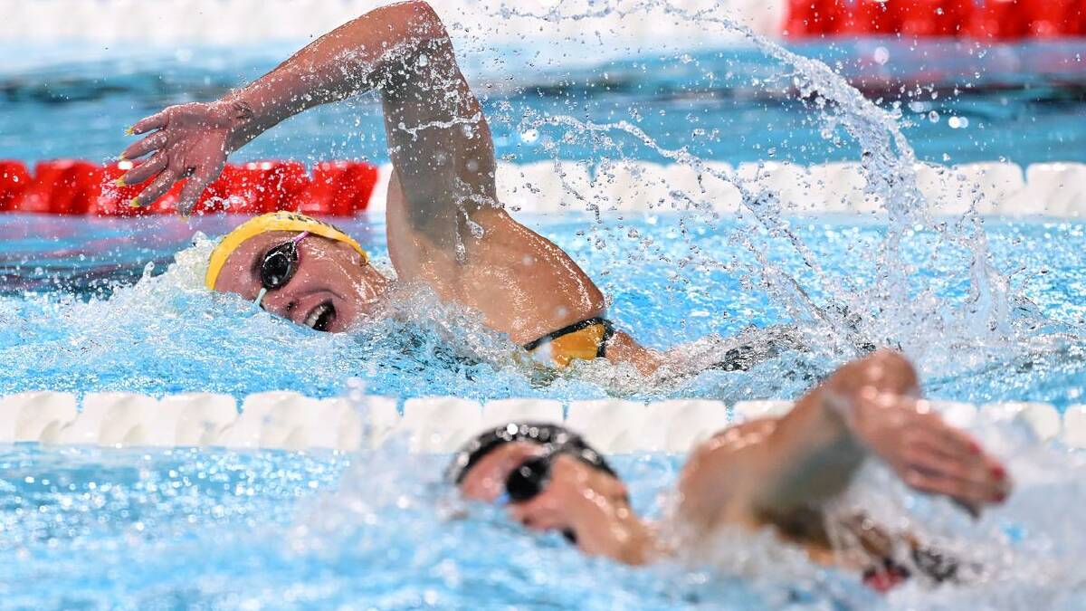 Ariarne Titmus leads Canada's Summer McIntosh in the Women's 400m Freestyle Final. (Dave Hunt/AAP PHOTOS)