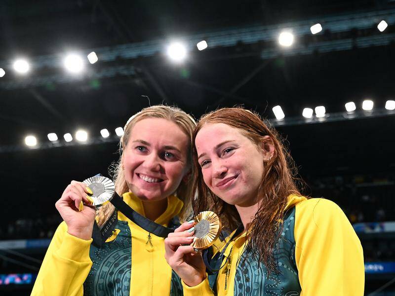 Mollie O'Callaghan (l) and Ariarne Titmus display their 200m freestyle medals. Photo: Dave Hunt/AAP PHOTOS