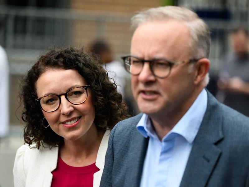 Lyndal Howison hits the campaign trail in Sydney with Prime Minister Anthony Albanese. (James Gourley/AAP PHOTOS)