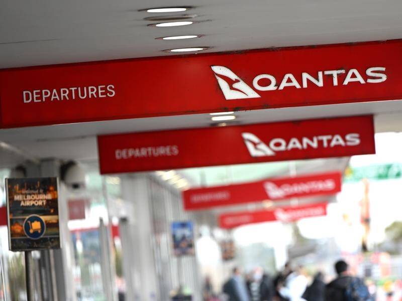 Qantas has apologised to customers as passengers at Melbourne Airport are re-screened. (Joel Carrett/AAP PHOTOS)