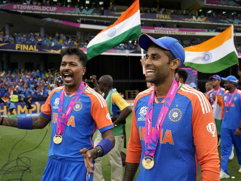 Suryakumar Yadav (R) is the new India T20 captain ahead of fellow world champion Hardik Pandya (L). Photo: AP PHOTO