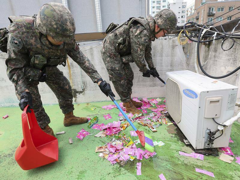 South Korean soldiers have collected rubbish from rubbish-filled balloon sent by North Korea. Photo: AP PHOTO