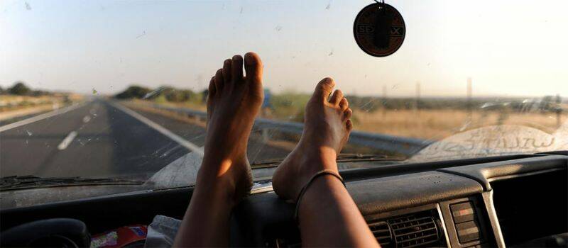 Is it legal to put your feet on the dashboard?