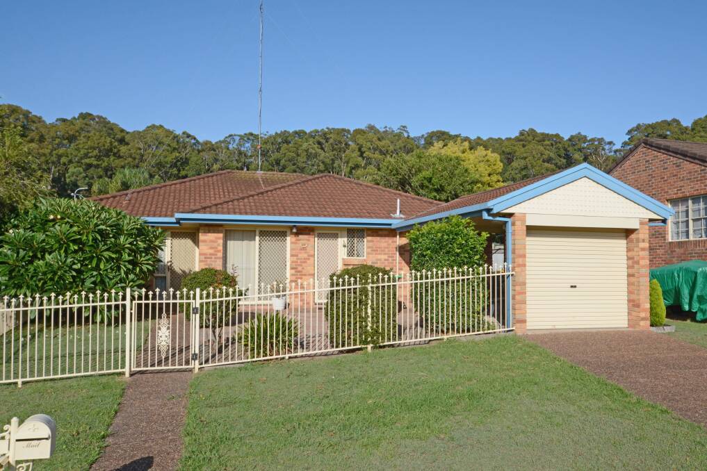 2/ 9 Judd Street, Mount Hutton is a two bedroom, one bathroom villa with a single garage. 