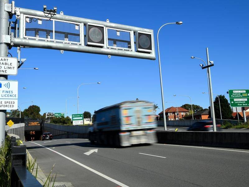 A price needs to be put on road use to cut emissions and congestion, a think tank says. (Bianca De Marchi/AAP PHOTOS)