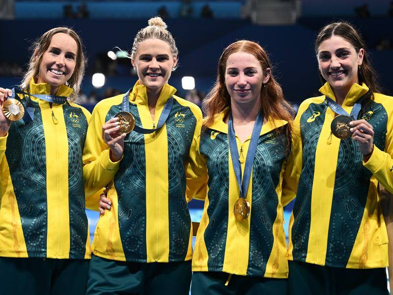 Emma McKeon (L) is the first Australian Olympian to win six gold after the 4x100m freestyle relay. Photo: Dan Himbrechts/AAP PHOTOS