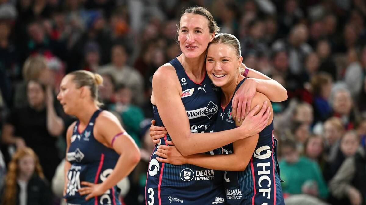Emily Mannix (L) and Kate Moloney (R) celebrate Melbourne's victory. (James Ross/AAP PHOTOS)