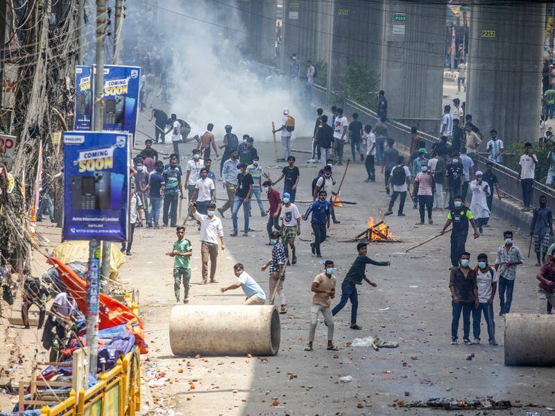 The death toll in Thursday's violence across Bangladesh had risen to 32, AFP reported. Photo: EPA PHOTO