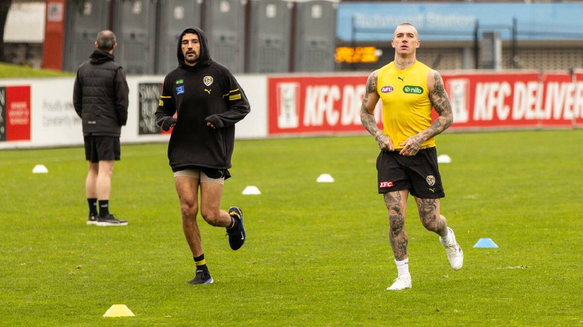 Marlion Pickett (L) runs laps with Dustin Martin (R) during a recent Tigers training session. (Diego Fedele/AAP PHOTOS)