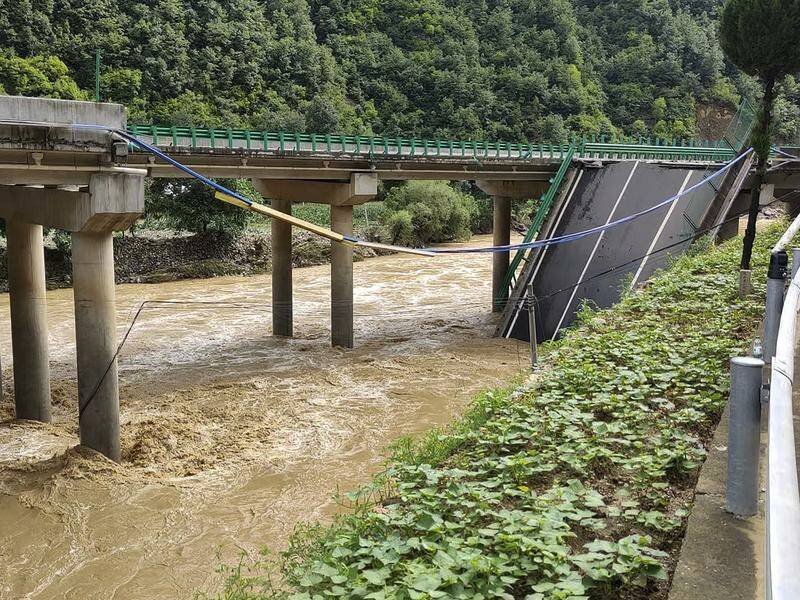 Part of the bridge in Shaanxi snapped and folded at almost 90 degrees into the water below. Photo: AP PHOTO