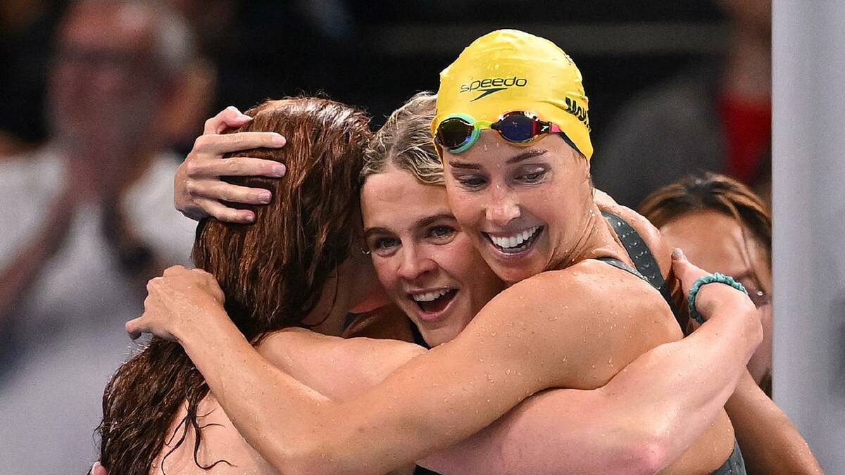 Emma McKeon (R) nearly gave swimming away after missing out on selection for the 2012 Olympics. (Dave Hunt/AAP PHOTOS)