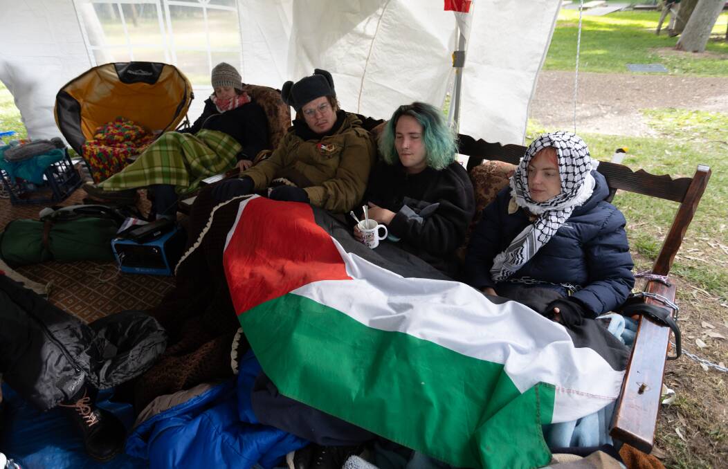 Students chain themselves in couch in pro Palestine protest, pictures by Jonathan Carroll