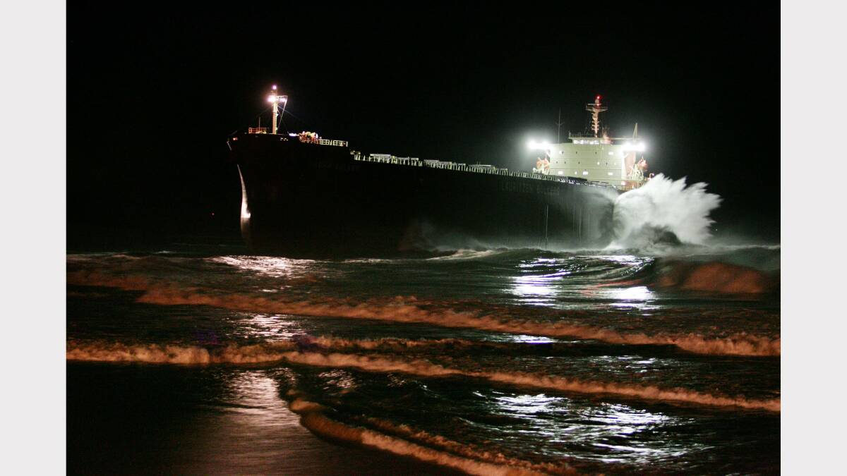 40,000 tonne bulk carrier Pasha Bulker aground at Nobbys Beach Newcasle onlookers flock in the tens of thousands even into the night just to get a glimpse of the ship 11th June 2007 Credit: DEAN OSLAND 