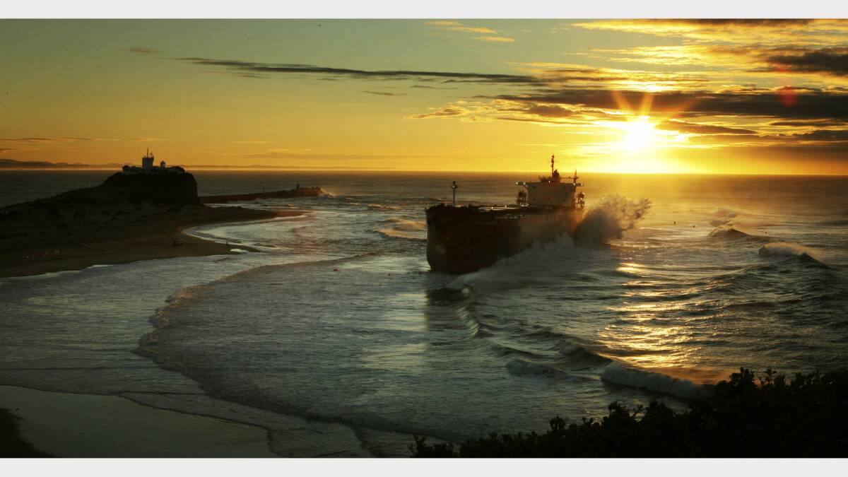 Sunrise over the still stranded Pasha Bulker after the first and unsuccessful attempt to free the ship last night, 29th June 2007 Credit: Darren Pateman 