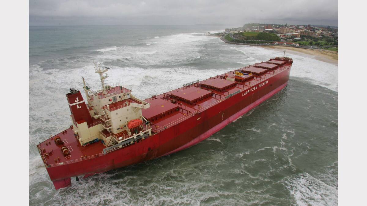 The Bulk carrier Pasha Bulker aground at Nobbys Beach Newcastle Salvage crews going onboard Sat 9th June 2007 Credit: STEFAN MOORE