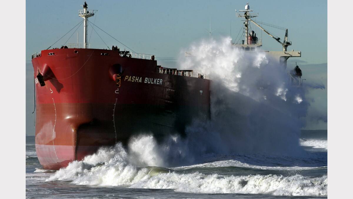 The Pasha Bulker is slammed by large waves this afternoon as salvage crew work on board the ship. 22nd JUNE 2007. Credit: SIMONE DE PEAK. 