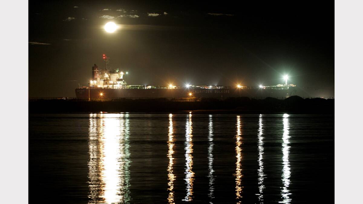 Bad Moon Rising over the Pasha Bulker tonight. The 3rd salvage attempt moving it from Nobbys Beach begins tonight. 2nd JULY 2007. Credit: SIMONE DE PEAK.